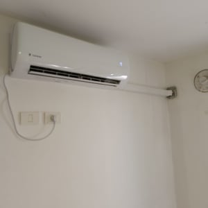 מזגן מותקן על קיר עם חיווט חשמלי