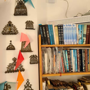 שקע חשמל עם כבל מחובר על קיר לבן