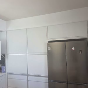 מטבח עם ארונות ומקרר
