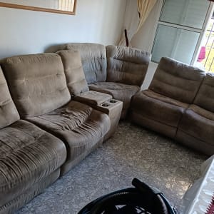 ספות חומות עם שואב אבק על הרצפה