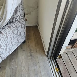 קיר עם סימני רטיבות ליד דלת הזזה