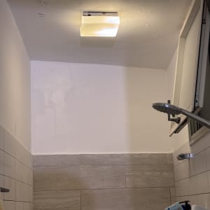 מקלחת עם תאורה ותקרה מתקלפת