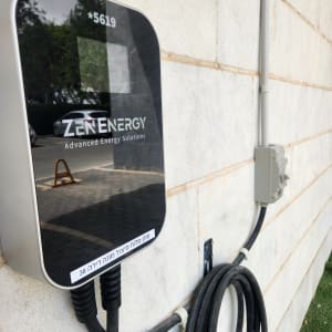 מטען חשמלי עם כבלים על קיר חיצוני