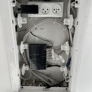 ארון תקשורת עם כבלים ומפצל רשת