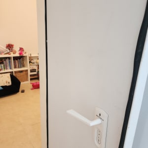 ידית דלת לבנה עם מנעול