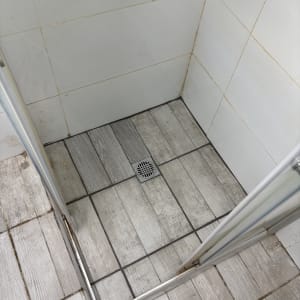 מקלחון עם רצפת אריחים וניקוז