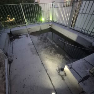 גג עם שלולית מים וסימני נזילה