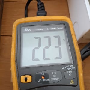 בודק מתח חשמלי עם תצוגה דיגיטלית