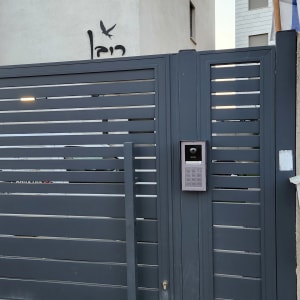 אינטרקום מותקן על שער מתכת אפור