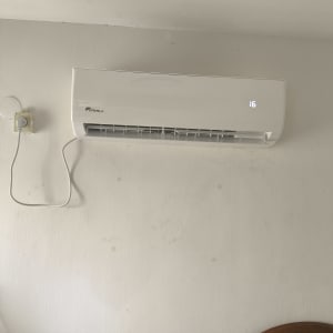 מזגן מותקן על קיר עם תצוגת טמפרטורה