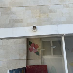 מצלמת אבטחה מותקנת על קיר חיצוני