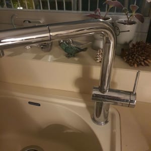 ברז נירוסטה מעל כיור מטבח