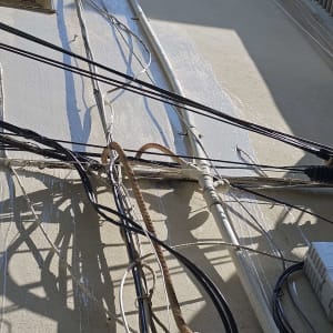 חוטים וצינורות מחוברים לקיר עם חומר איטום