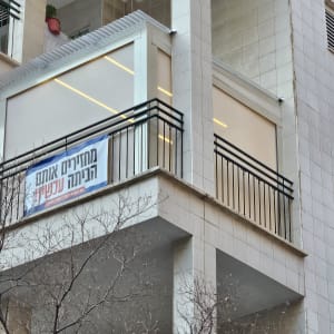 פרגולה מאלומיניום עם גג שקוף במרפסת