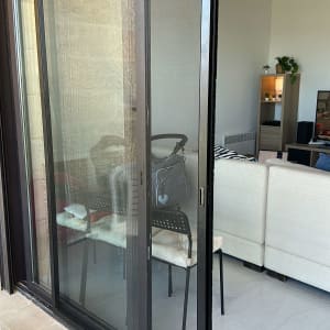 דלת הזזה מאלומיניום עם מסגרת כהה