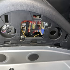 תיבת נתיכים פתוחה עם חוטים צבעוניים ברכב