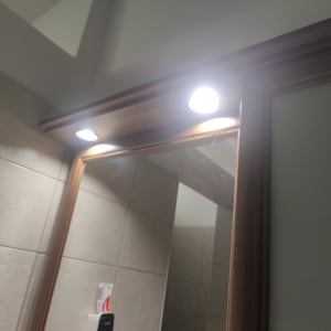 מנורות תאורה מעל מראה בחדר אמבטיה