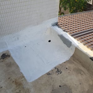 איטום קיר חיצוני עם חומר לבן