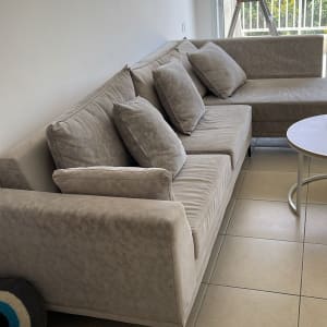 ספה אפורה עם כריות על רצפת אריחים