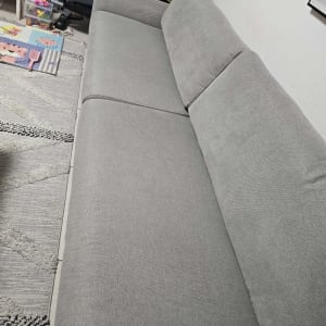 ספה אפורה נקייה עם כריות תואמות