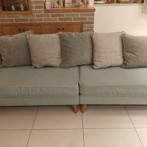 ספה עם כריות בסלון, ללא אנשים או טקסט.