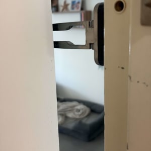 תמונה של דלת פתוחה עם מנעול