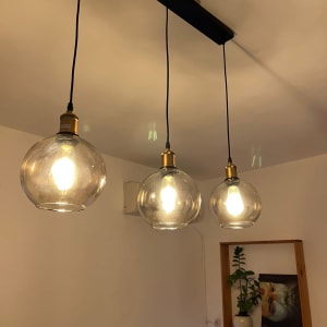 שלושה מנורות תלויות עם נורות דולקות