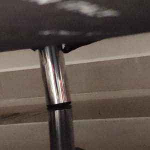 רגל מתכת של רהיט על רצפה מבריקה