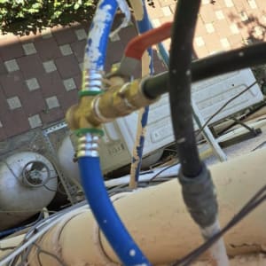 צינורות מים עם מחברים על קיר חיצוני