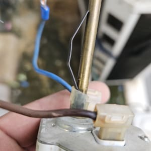 חוטים מחוברים לגוף חימום של דוד שמש