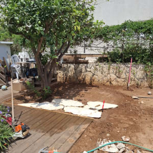 עבודות גינון עם עץ וכלים בחצר