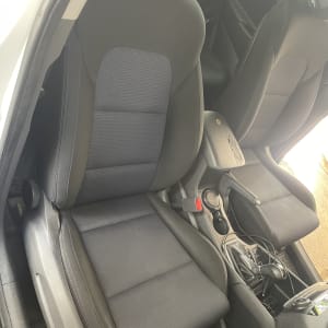 מושב רכב נקי עם ריפוד כהה