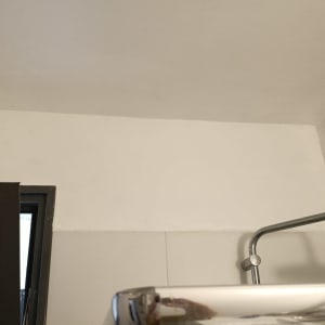 ראש מקלחת מותקן על קיר חדר אמבטיה