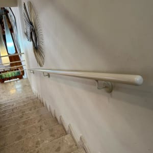 מעקה לבן לאורך גרם מדרגות פנימי