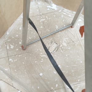 רצפה עם שאריות צבע ופלסטיק מגן