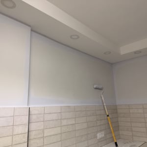 קיר צבוע עם רולר צבע במטבח