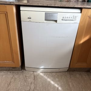 מדיח כלים במטבח עם כוסות על השיש