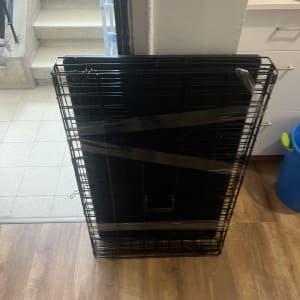 כלוב מתכת מונח על רצפה ליד מדרגות