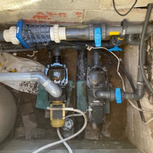 מערכת צינורות וברזים לתחזוקת בריכה