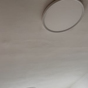 תאורה עגולה מותקנת על תקרה