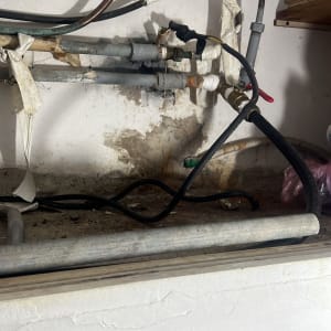 צינורות וחוטים חשמליים מותקנים על קיר