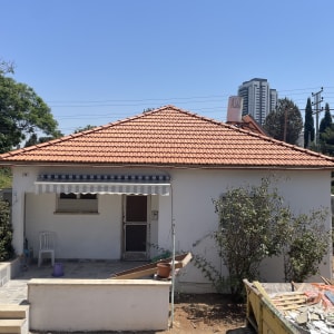 בית עם גג רעפים אדום וחצר