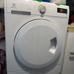 מייבש כביסה אלקטרולוקס עם חומרי ניקוי מעליו