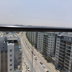 חוט למניעת יונים על מעקה מרפסת בבניין מגורים