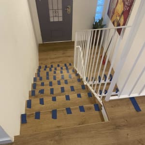 מדרגות עם פרקט ודלת כניסה