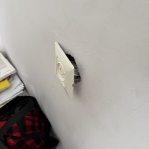 שקע חשמלי בקיר עם חוטים חשופים