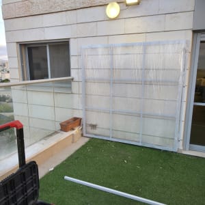 מסגרת מותקנת על קיר חיצוני עם כלים על הדשא