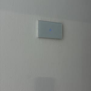 מתג חשמלי על קיר לבן