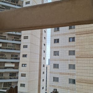 רשת יונים מותקנת על מרפסת בניין