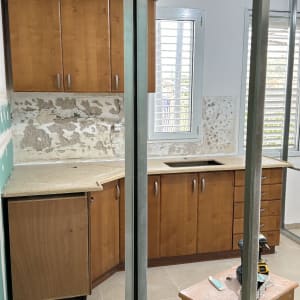 מטבח בשיפוץ עם מקדחה על שולחן